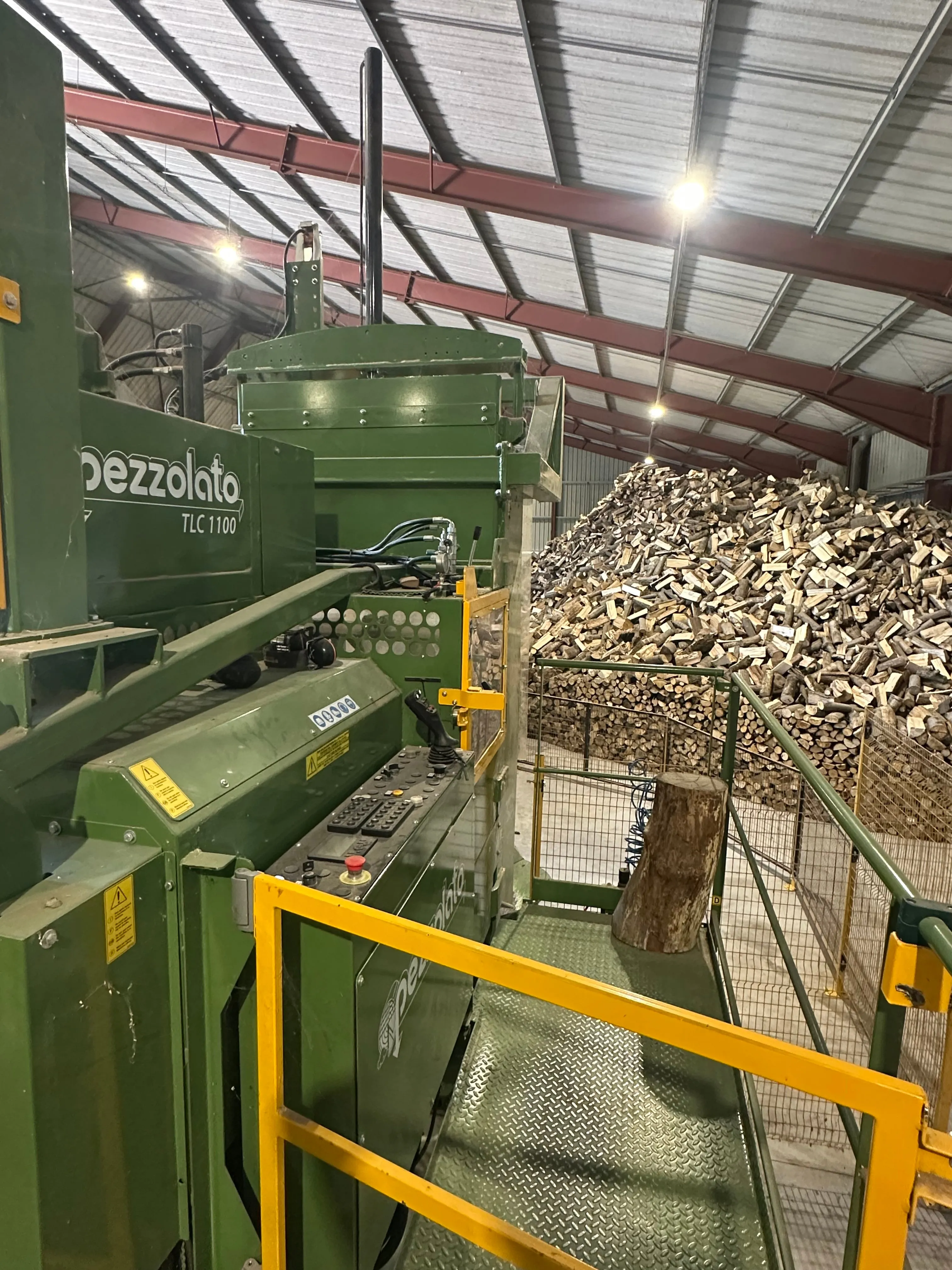Machine de fente Pezzolato TLC 1100 dans le hangar de Chevru Bois