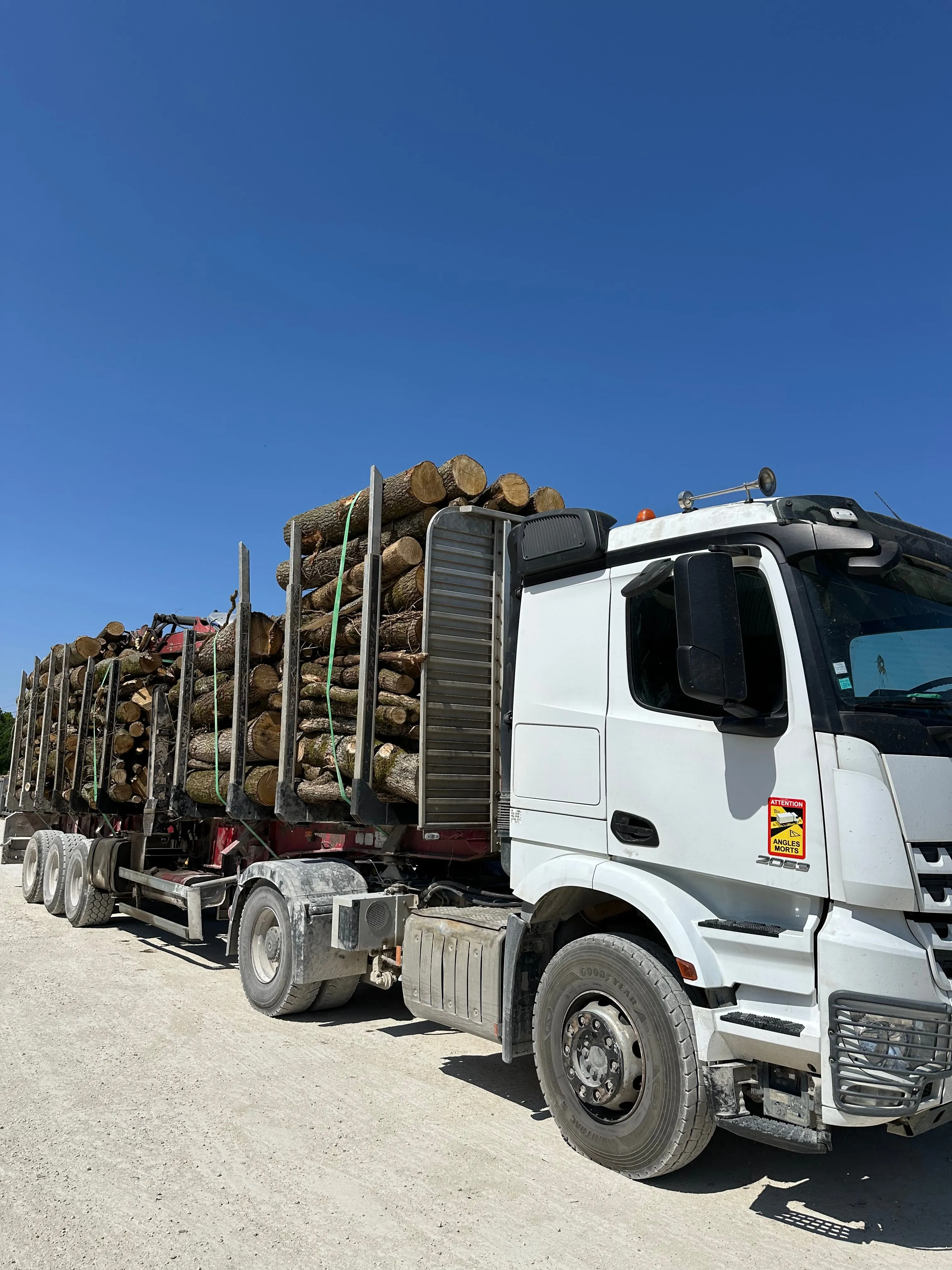 Camion livrant des billons de 2 m de bois durs au dépôt de Chevru Bois