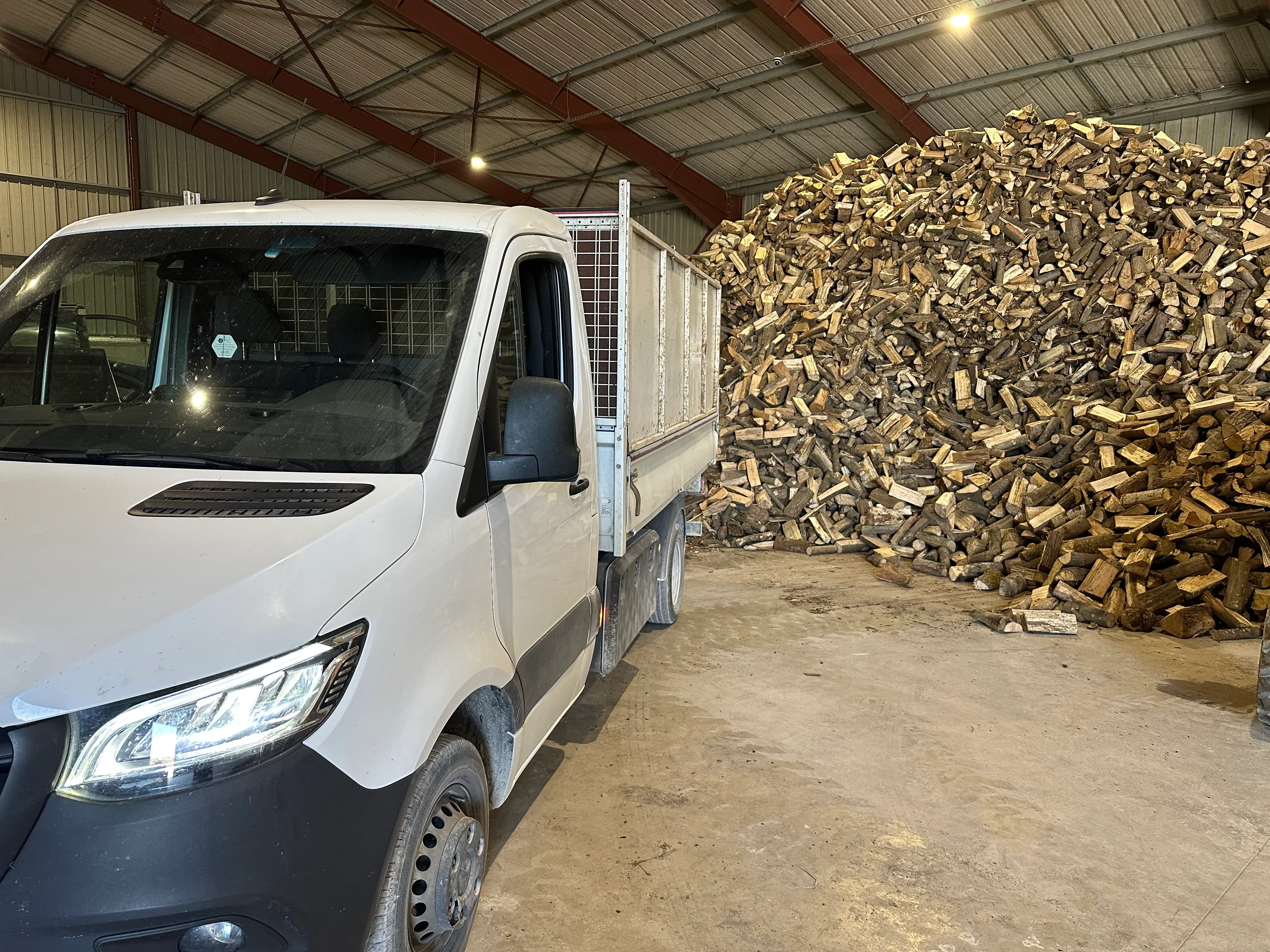 Camion de livraison Chevru Bois dans le hangar de stockage
